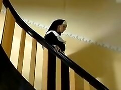 Une bonne sœur excitante baisee au couvent