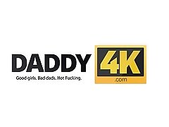 DADDY4K. Masaje, entonces, sexo viejo y joven hace feliz a GF y padre.