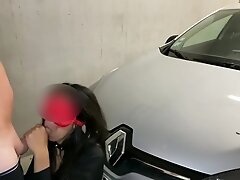 je baise ma petite salope en lingerie sur le capot de la voiture