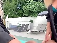 il se paye deux masseuses coquines a domicile