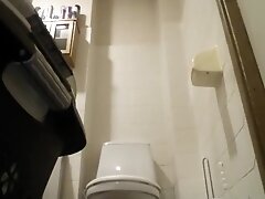 HC mature pissing with an anal plug