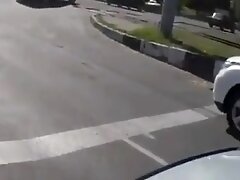 Sobre la moto y a raja pela