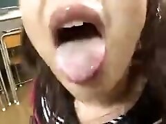 Bukkake juteux sur une etudiante japonaise sexy